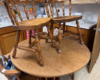 Dining table with 6 chairs and leafs