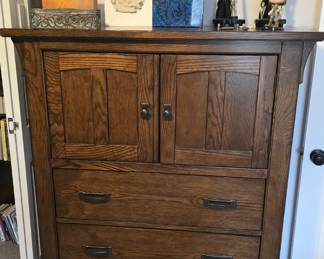 Nice chest of drawers.