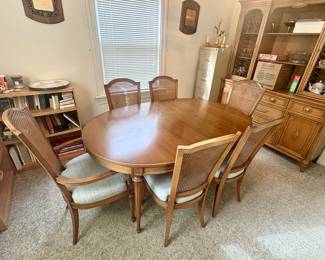 Beautiful dining table with two additional leaves.
