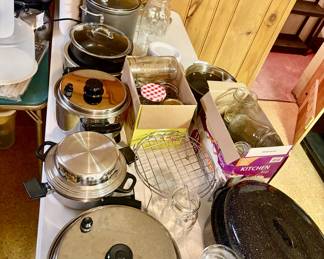 Nice collection of cooking items that are very clean and in good shape.