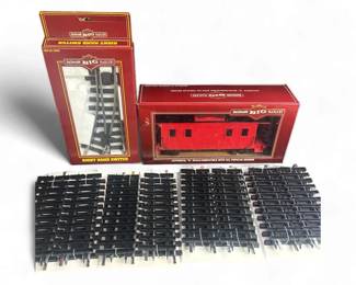 Bachmann Big Haulers G Scale 8Wheel Wooden Caboose With Assorted Tracks