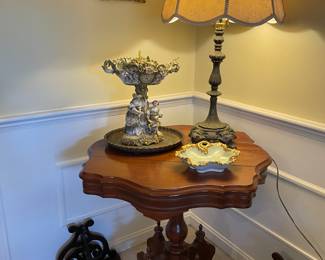 Antique table, Pr sconces