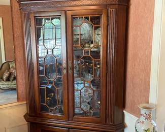Corner cabinet