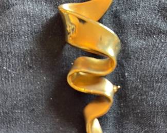 Gold Tone Swirl Brooch
