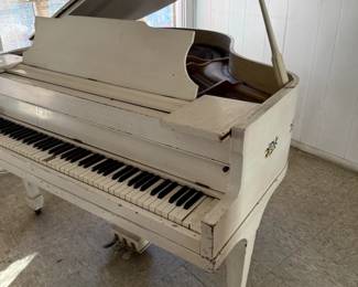 Baby grand built by the Windsor Piano Company in Chicago, in 1902.
Solid sound board, no cracks. Piano will need minor restoration.