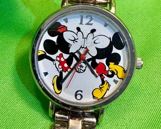 Disney Mickey and Minnie Mouse Kissing Watch 5 hero