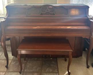 EAT133 - Yamaha M25 Cherry Console Piano