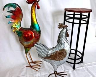 EAT095- Metal Country Chickens With Side Table 