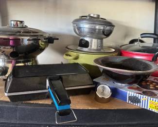 EAT242 - Multi lot of Kitchen pots & Kitchen cook gadgets 