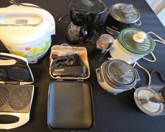 EAT057 - Assorted Kitchen Appliances Zojirushi Rice Cooker & More