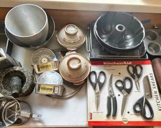 EAT112 - Lot of Useful Baking And Cooking Items