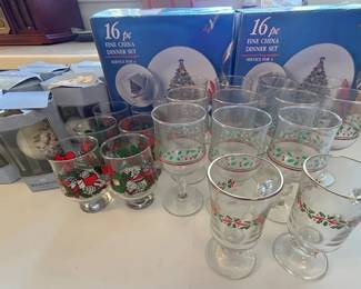 EAT056 - Holiday Glassware And Decor