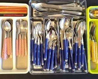 EAT063 - Five Sets of Coordinated Cutlery w / Organizers