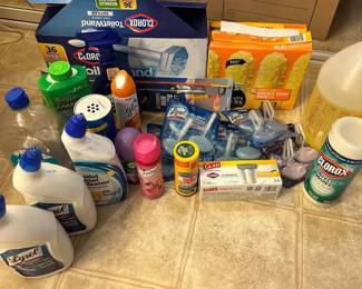 EAT171 - Lot of Cleaning Supplies