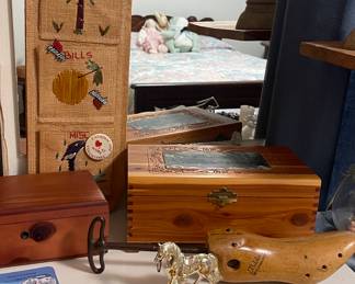 VINTAGE ADVERTISING SHOE HORNS & LETTER HOLDER, CEDAR BOXES
