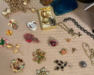 VINTAGE BROOCHES, VINTAGE COIN PURSES 