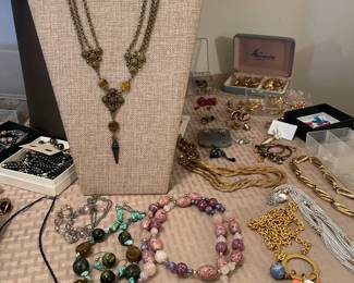 COSTUME JEWELRY INCLUDING NECKLACE BY JAN MICHAELS