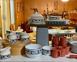 PFALTZGRAFF ARBOR VINE DINNERWARE SET WITH CASSEROLE DISH, BOWLS AND SUGAR/CREAMER