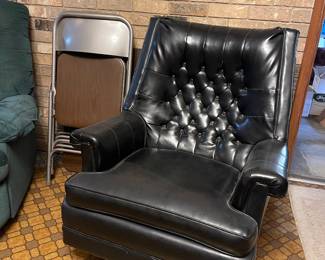 VINTAGE LEATHER SWIVEL CHAIR