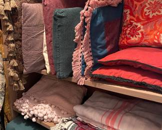 DECORATOR PILLOWS, BLANKETS