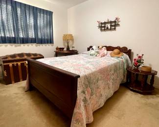 VINTAGE FULL SIZE HEADBOARD/FOOTBOARD, FULL SIZE MATTRESS