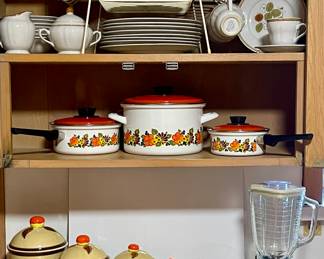 VINTAGE STONEWARE DISH SET