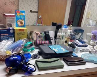 BLOOD PRESSURE MONITORS , VINTAGE MERLE NORMAN EYE FANTASY FAN SHAPED EYESHADOW HOLDER