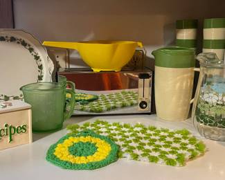 VINTAGE CHROME TOASTER, RECIPE BOX, TUPPERWARE STRAINER, MCM FORGET ME NOT PITCHER, MCM RAFFIAWARE THERMO-TEMP PITCHER AND GLASSES, VASELINE GLASS MEASURING CUP