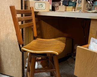 VINTAGE WOOD SWIVEL CHAIR WITH BACK