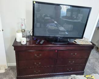 Dresser, Flat Screen TV