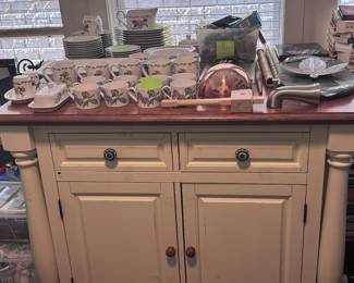 Dinnerware & Decor / Kitchen Island 