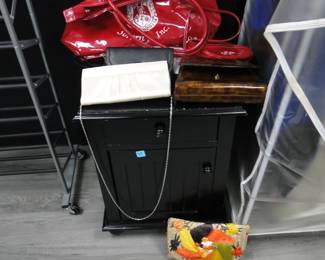 Some more wonderful items like handbags and purses and clutches too