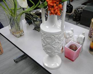 Very nice decorative vase, in white, with faux florals