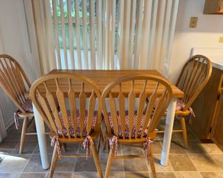 Kitchen table w/4 chairs