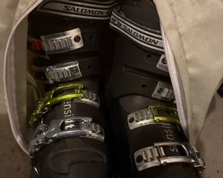 Salomon ski boots barely used