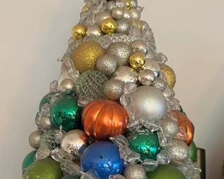 Cool homemade Christmas tree (made with a lamp shade)