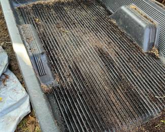 Molded plastic pickup truck bed liner by Pendarailer