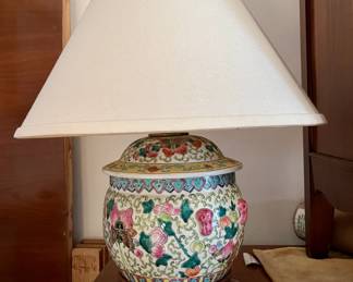 Nice chinoiserie porcelain lamp