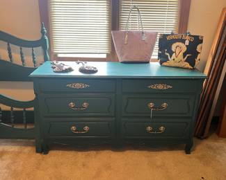 Full bed dresser & mirror set