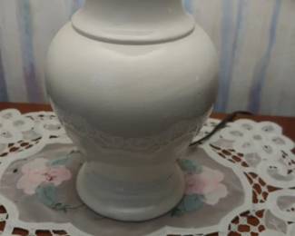 2 white ceramic table lamp