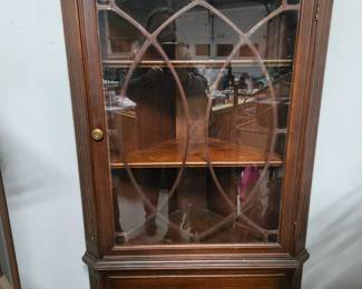 Corner cabinet