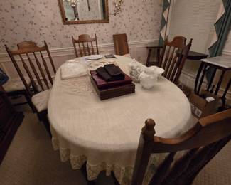 Broyhill dining room table w/3 leaves and 6 chairs