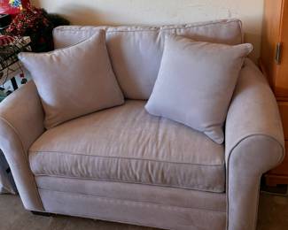 ROOMS TO GO gray love seat/twin sleeper