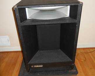 YAMAHA A 4115 H PASSIVE CABINET WITH GRAMMA AURALEX ISOLATION PLATFORM