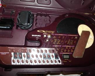 SUZUKI Q-CHORD QC-1 DIGlTAL SONGCARD GUITAR KEYTAR SYNTHESIZER & CASE