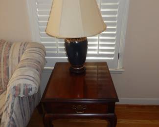 VINTAGE GORDON'S MAHOGANY QUEEN ANN TABLE & PASTE PORCELAIN TABLE LAMP