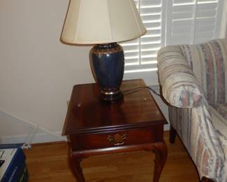 VINTAGE GORDON'S MAHOGANY QUEEN ANN TABLE & PASTE PORCELAIN TABLE LAMP