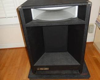 YAMAHA A 4115 H PASSIVE CABINET WITH GRAMMA AURALEX ISOLATION PLATFORM