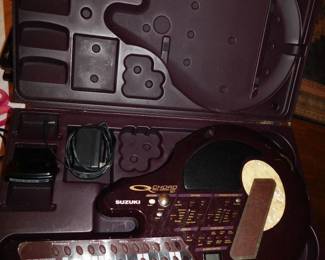 SUZUKI Q-CHORD QC-1 DIGlTAL SONGCARD GUITAR KEYTAR SYNTHESIZER & CASE
