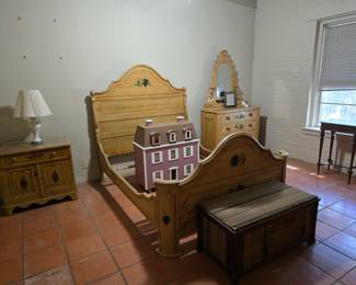 Antique Cottage pine 3 piece bedroom set, hand painted accents, full size bed.